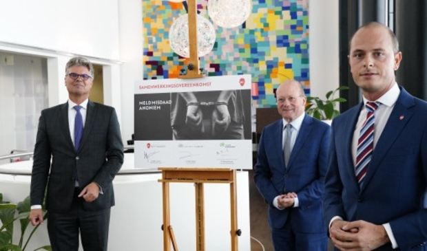 <p>Van links naar rechts: commissaris van de Koning Hans Oosters, burgemeester Maarten Divendal, Marc Janssen (Meld Misdaad Anoniem) . </p>