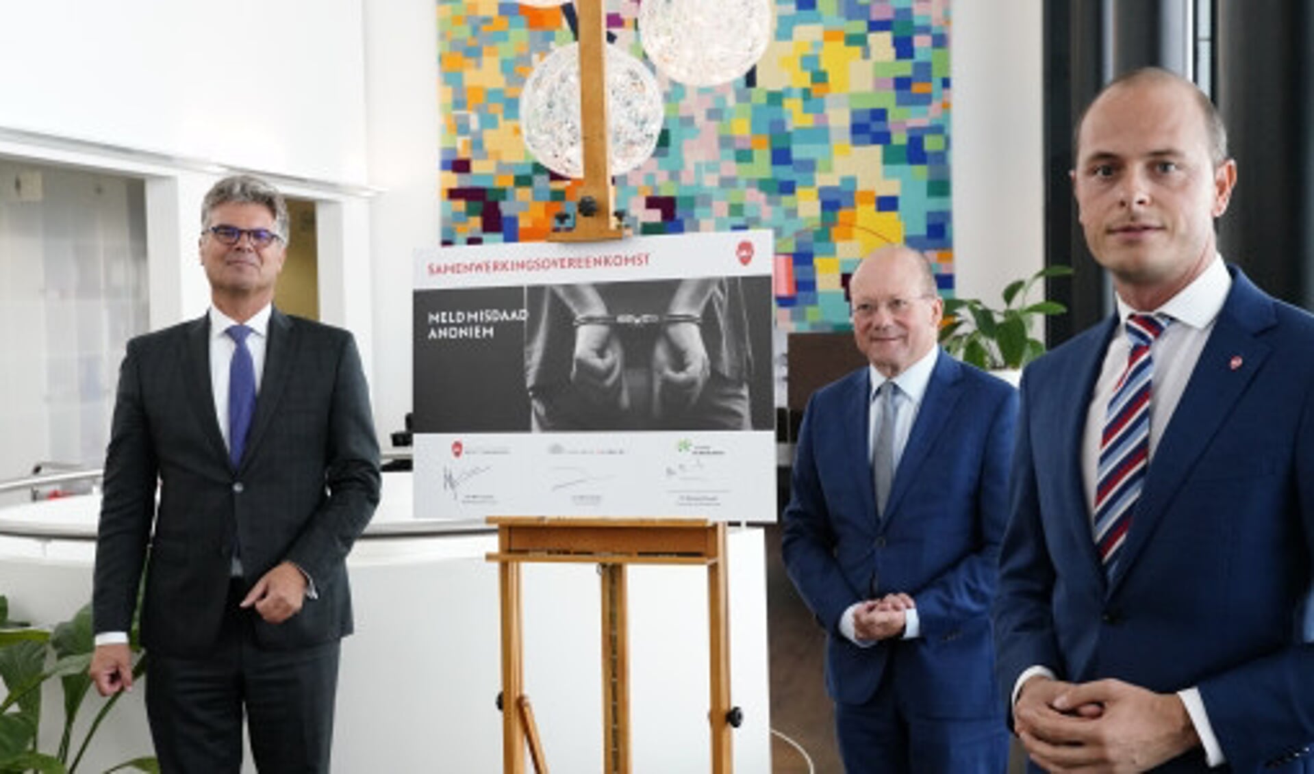 Van links naar rechts: commissaris van de Koning Hans Oosters, burgemeester Maarten Divendal, Marc Janssen (Meld Misdaad Anoniem) . 