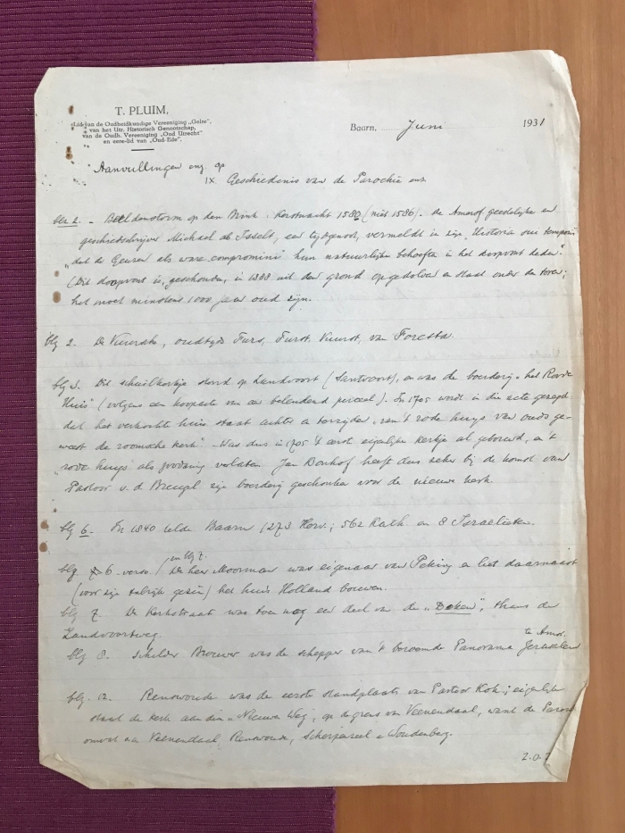 De foto toont de tot noch toe onbekende folio van Teunis Pluim, met aanvullingen op de geschiendenis van de Nicolaaskerk in Baarn.