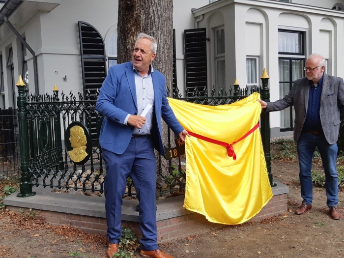 onthulling hekwerk Wilhelminaboom