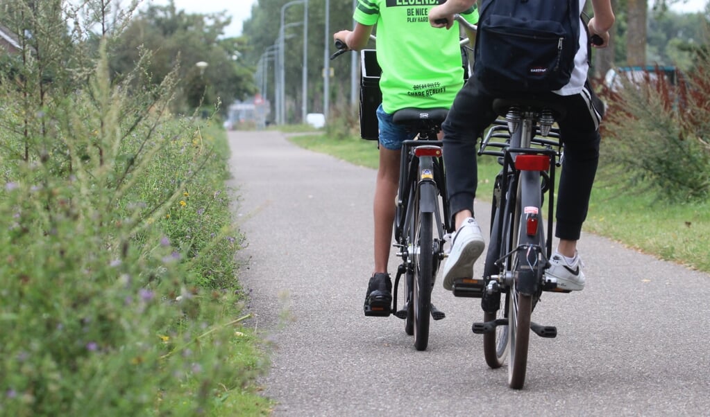 Scholieren gaan vrijwel allemaal met de fiets op pad. Dat kan gevaarlijk zijn bij smalle fietspaden.  