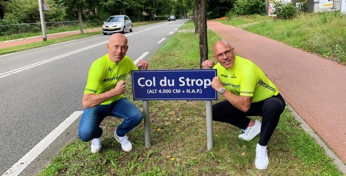 Vincent Volmer en Gert Jakobs (r) op het hoogste punt van Amersfoort, de Col du Strop, oftewel de Galgenberg