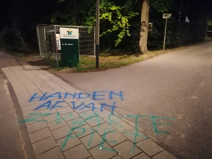 Protest met krijt voor gemeentehuis Bloemendaal
