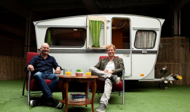 <p>De initiatiefnemers Bob Kuijs (links) en Willem Megens voor een van de vintage caravans.</p>