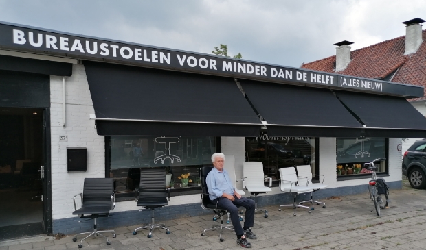 Henk van Lierop voor zijn winkel aan de Laanstraat 37 in Soest: ,,Een goede bureaustoel kan veel ellende voorkomen."
