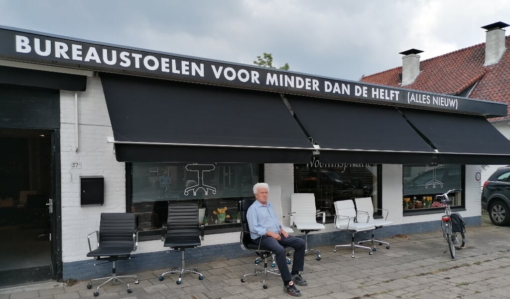 Henk van Lierop voor zijn winkel aan de Laanstraat 37 in Soest: ,,Een goede bureaustoel kan veel ellende voorkomen.