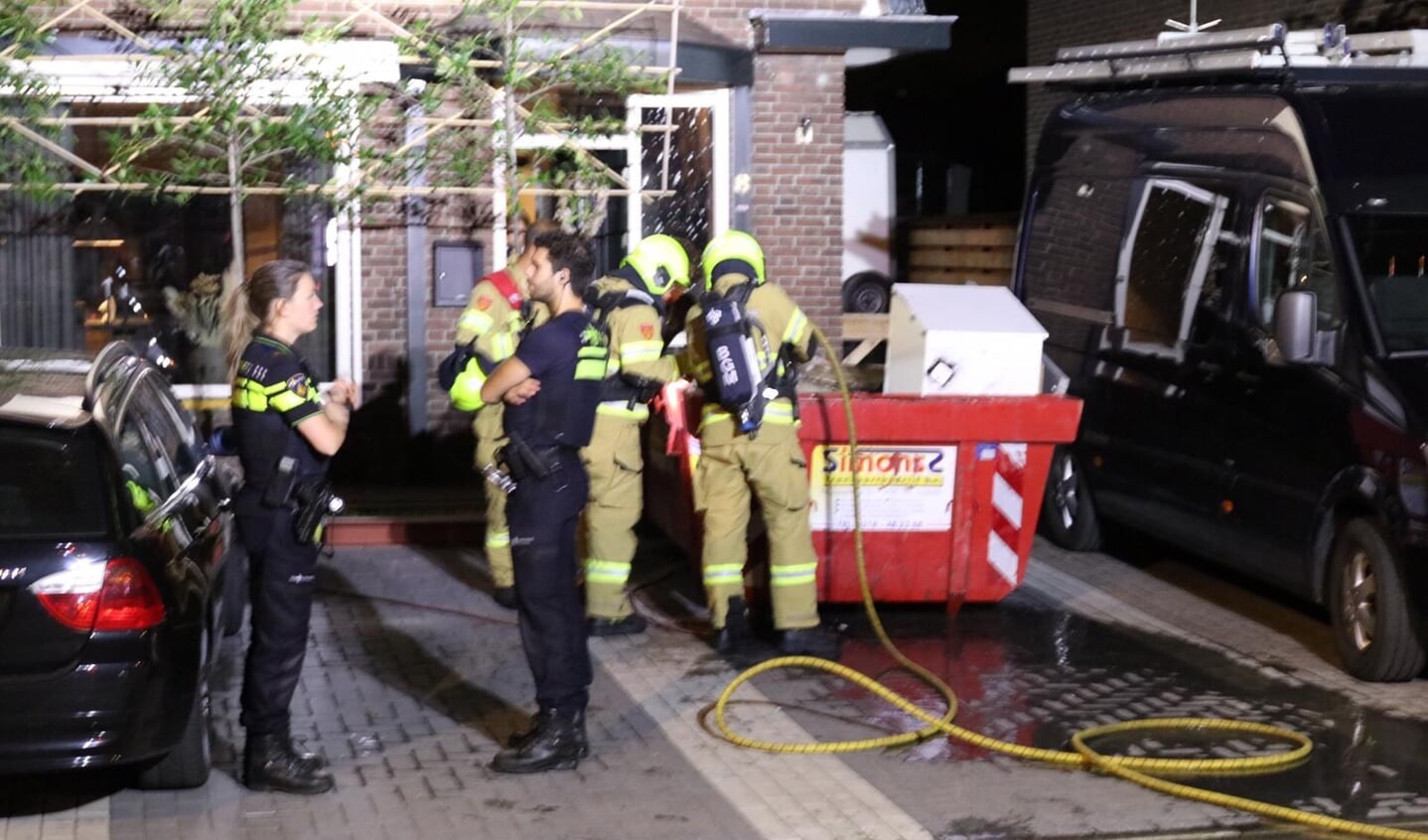 De inhoud van een container bij een woning aan de Van Zuijlen van Nieveltlaan stond woensdagnacht in brand. Vermoedelijk was het vuur aangestoken.