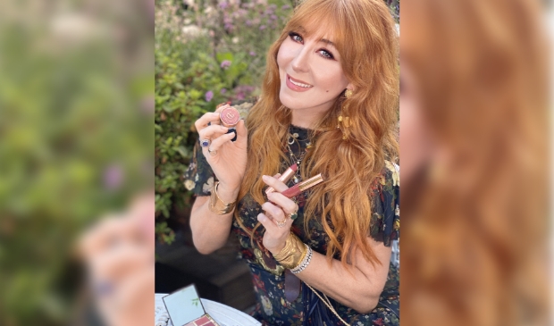<p>,,Make-up is zoveel meer dan alleen ‘decoreren’. Het geeft zelfvertrouwen en het kan iemand echt veranderen in positieve zin."</p>