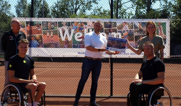 Rudmer Heerema reikt de cheque uit aan de Esther Vergeer Foundation.