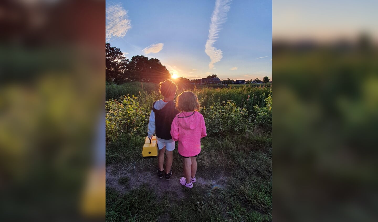 Jesse en Inge Kelderman kijken samen naar de zonsondergang na een mooie avond vissen in de vijver in wekerom.  