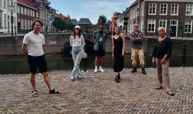 <p>Op het terras bij Flehite: Bart Lunenburg, Neeltje de Jong, Roy Vastenburg, Hester Haarsma, PJ Roggeband en Marijke Schurink.</p>