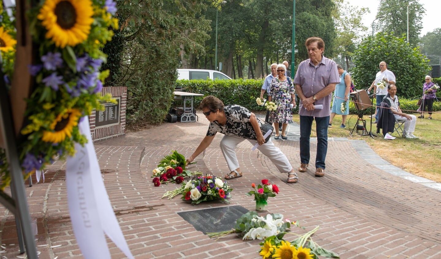 Bloemen voor de slachtoffers van de gruwelijkheden 75 jaar geleden in voormalig Nederlands-Indië. 