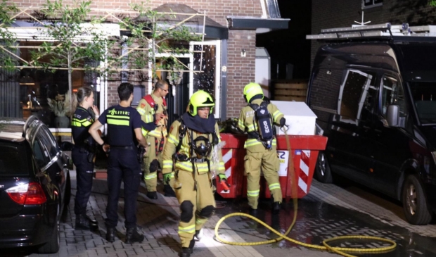 <p>De inhoud van een container bij een woning aan de Van Zuijlen van Nieveltlaan stond woensdagnacht in brand. Vermoedelijk was het vuur aangestoken.</p>