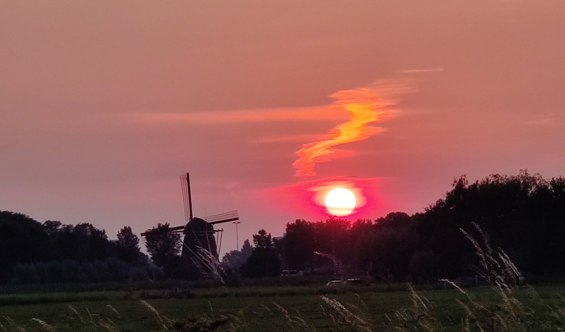 schitterende zonsondergang bij de molen van Ouderkerk