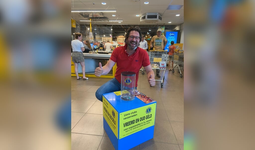 Jumbo-eigenaar Arnaud de Graaf bij de Lions verzamelzuil in de supermarkt in Soest-Zuid.