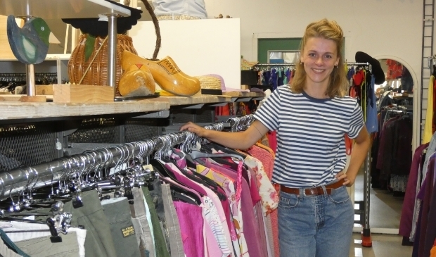 Jonneke op 'haar' kledingafdeling van de Kringloopwinkel.