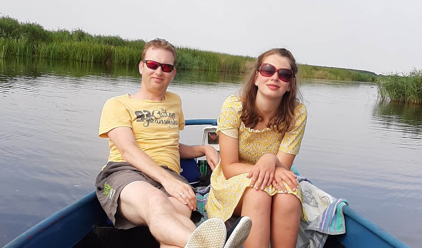 ,,Mijn man Martin en dochter Emma in fluisterboot in de weerribben. Ik zat aan de voorkant van het bootje. Heerlijk rustig gevaren zondag 9 augustus.