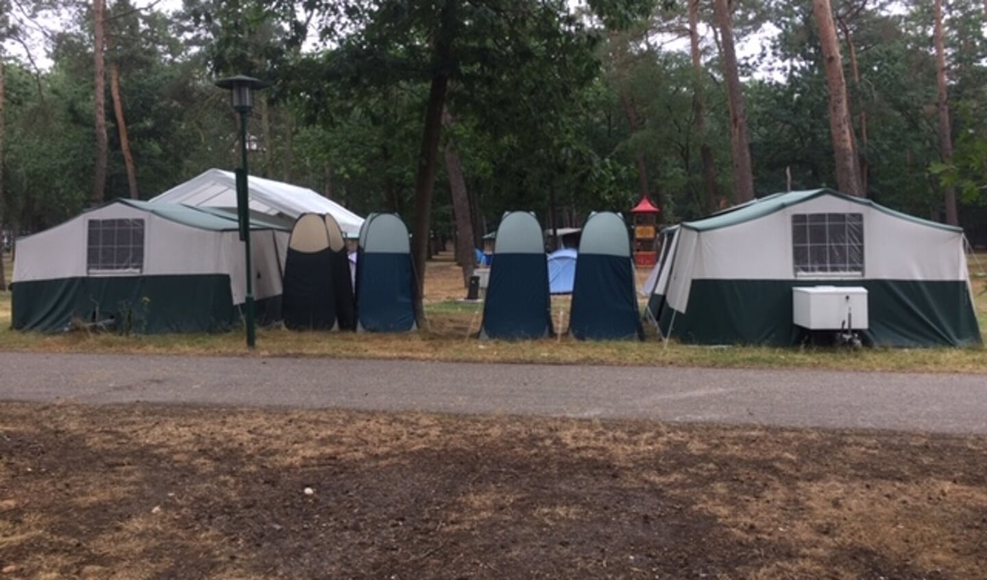 ,,Gisteravond, 16 augustus, maakte ik deze foto op een camping in Arnhem. Wat mij opviel is de symmetrie van deze tenten. Echt over nagedacht!