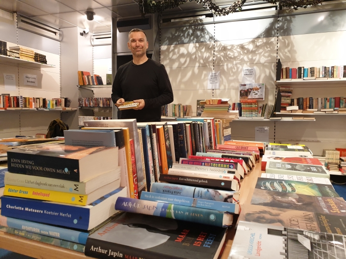 Na twee geslaagde proefedities in zijn woonplaats Bennekom gaat Huibert van Verseveld een nog grotere winkelruimte in Barneveld vol zetten met gelezen boeken.