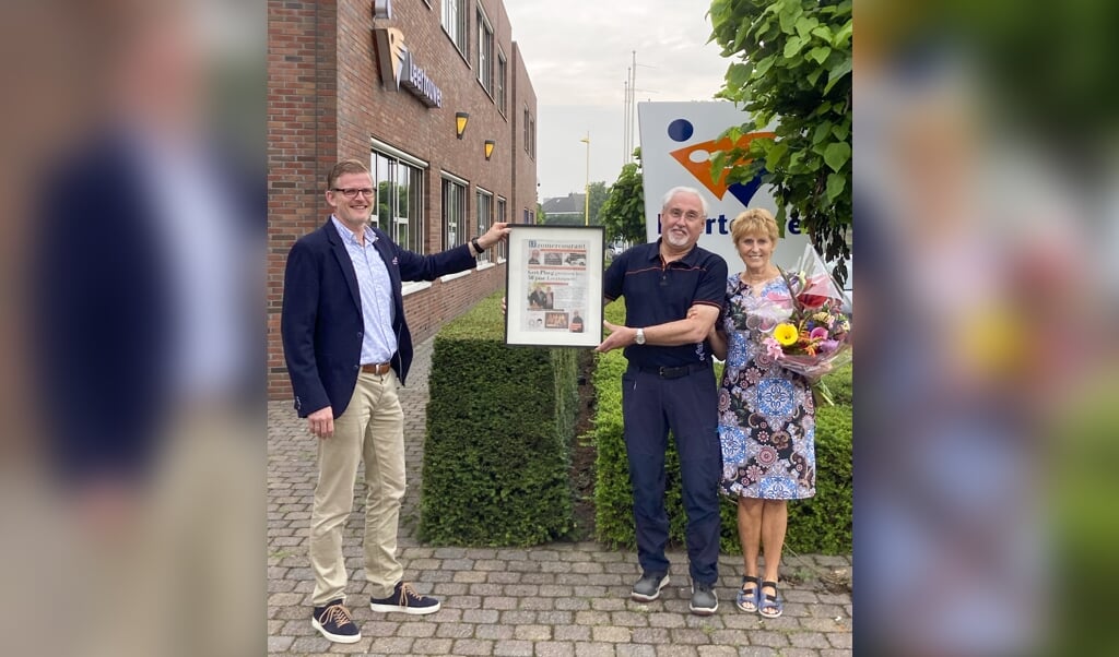 Gert Ploeg (midden) ontvangt uit handen van Leertouwer-directeur René van der Boon de Zomercourant. Rechts Wouda van Putten.