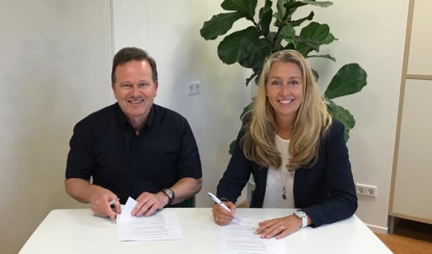 <p>Annemarie Beintema directeur CCC en Peter Viehoff praktijkhouder Centrum voor Fysio- en Manuele Therapie 't Gilde.</p>