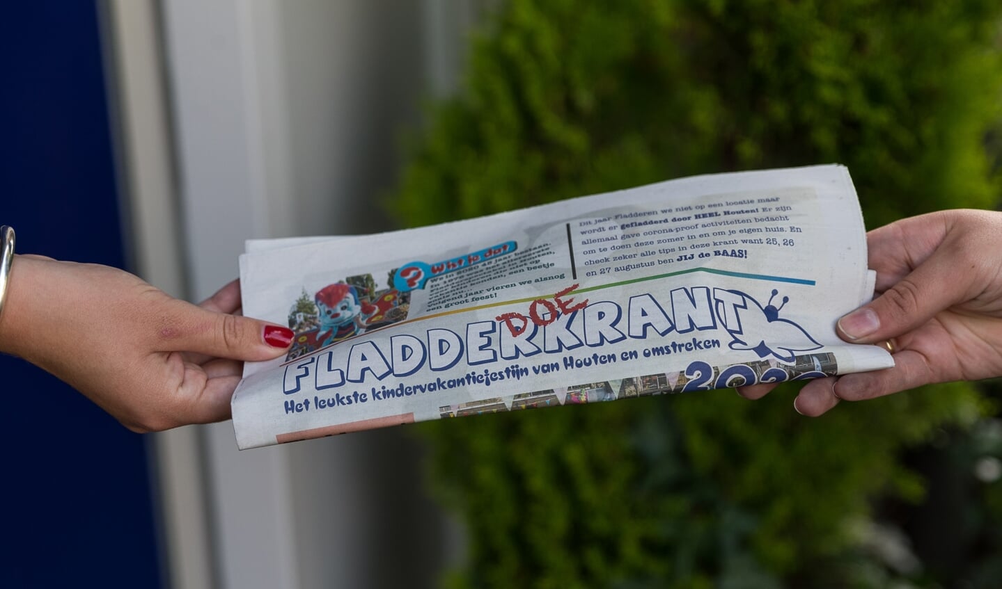 De vrijwilligers van het Fladderen brengen een Fladder-Doe-Krant bij iedereen thuis