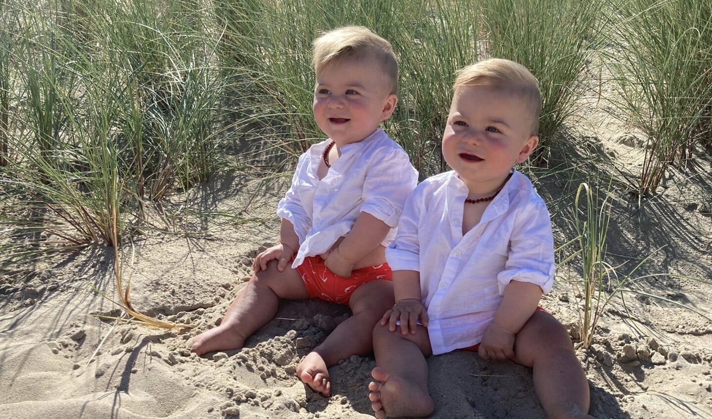 ,,Onze eerste vakantie met de tweeling Jax & Finn in Cadzand-Bad. Tijdens een heerlijk dagje strand en de mannen hun eerste ontmoeting met de zee!"