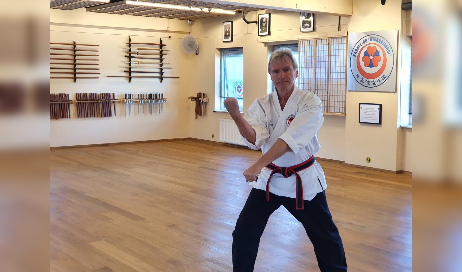 Hans Cleton in een typische karate-houding in zijn dojo (trainingszaal) aan de Holleweg 16.