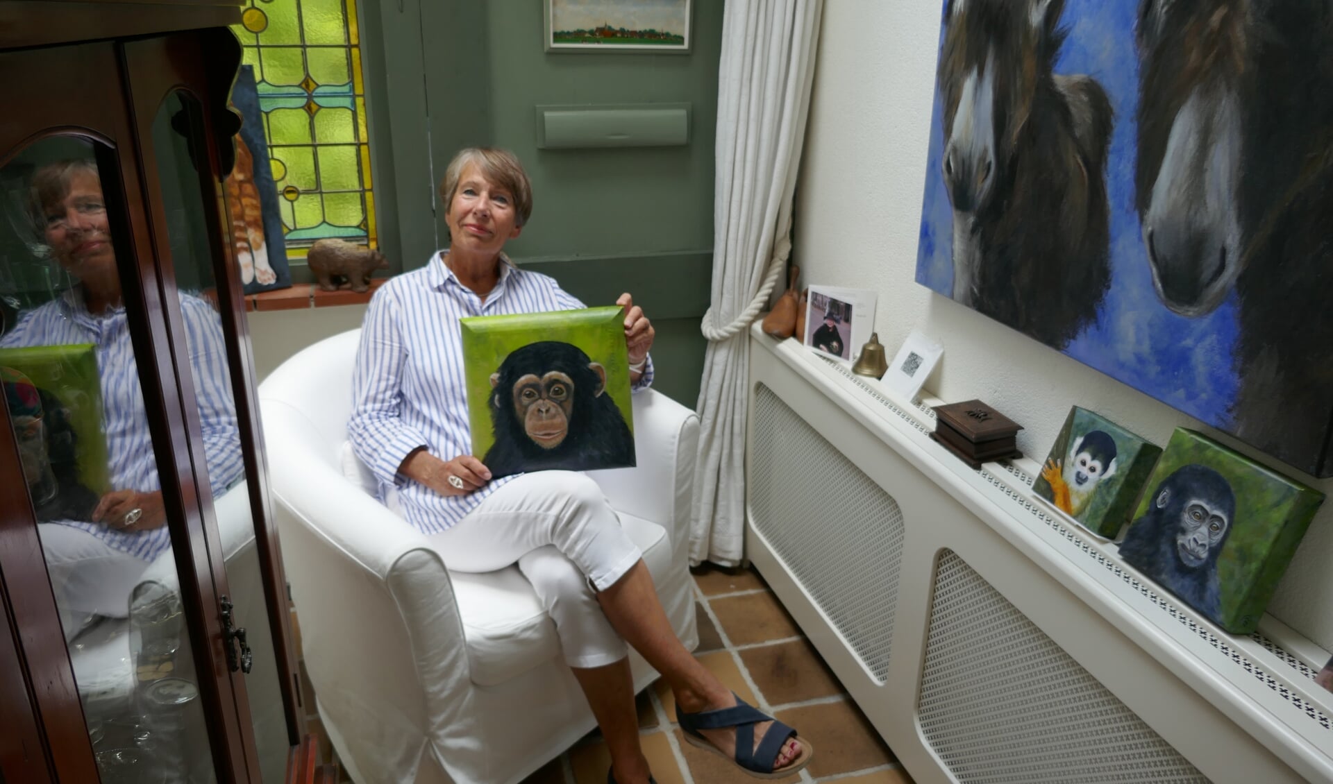 Gon Smiet: ,,Nu zijn mijn geschilderde apen te koop en de opbrengst gaat 100% naar de stichting Aap."