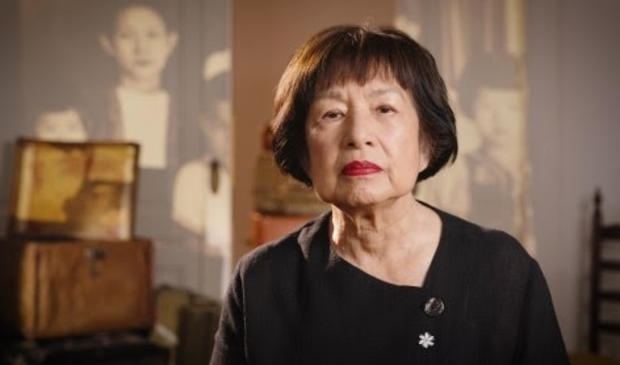 Patricia Tjiook - Liem legt een krans bij de Nationale Herdenking.