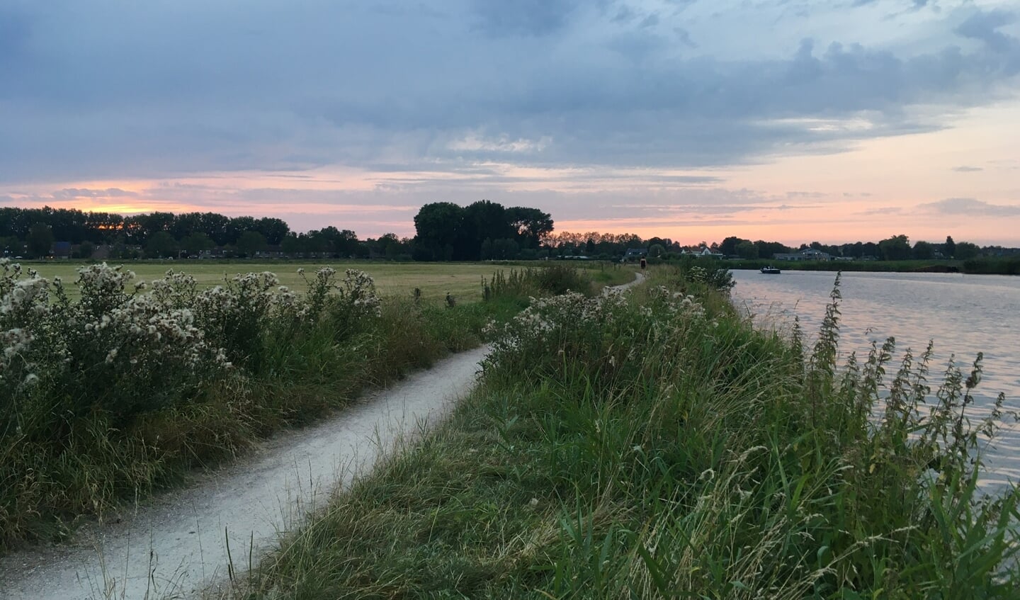 Avondroze boven de Eemerwaard