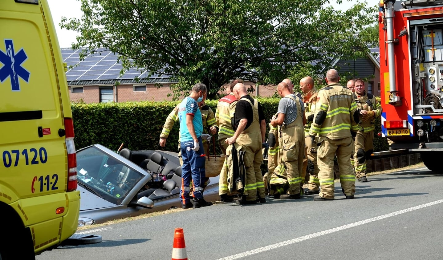  De bestuurster van een cabriolet is dinsdagmiddag op de Harderwijkerweg (N310) in Harskamp van de weg geraakt en in een lege sloot terechtgekomen.