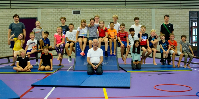 Judoka's bedanken Kees Monderen voor jaren judo bij SV Odijk Judo..