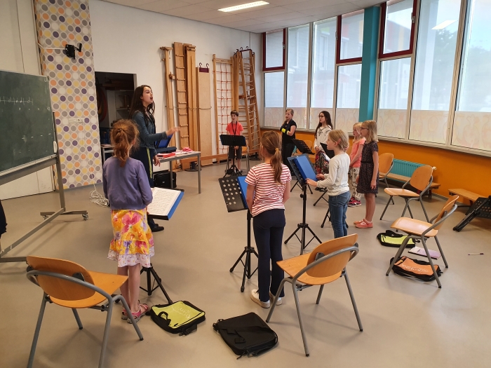 ook gevorderde leerlingen geven olv coach les aan jonge leerlingen