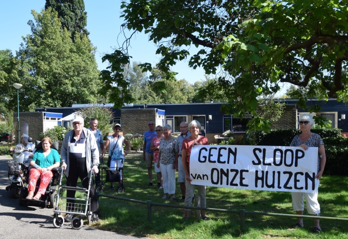 'Een eensgezinde afvaardiging van bewoners op anderhalve meter protesteert