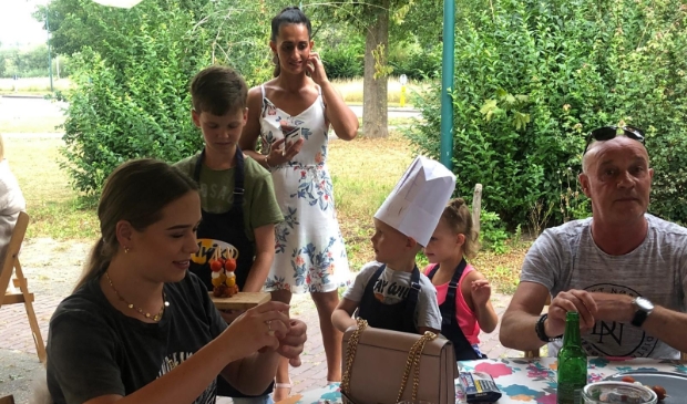 <p>De bewoners van de Koekoeksbloem in Odijk hielden in augustus een 'Buurttafel' om elkaar beter te leren kennen.</p>