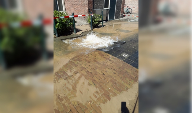 De gesprongen waterleiding.