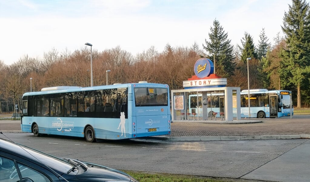 Lijn 102 van Syntus stopt bij busstation Wittenberg tussen Stroe en Garderen.
