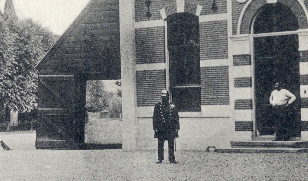 De veldwachter op de Brink van Houten rond 1913.