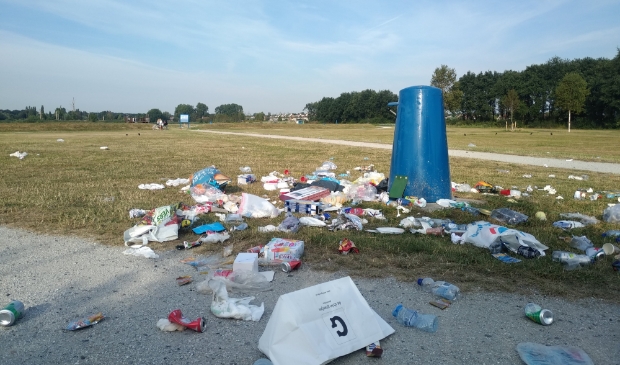 Een indruk van de hoeveelheden troep 's morgens bij de Ouderkerkerplas.