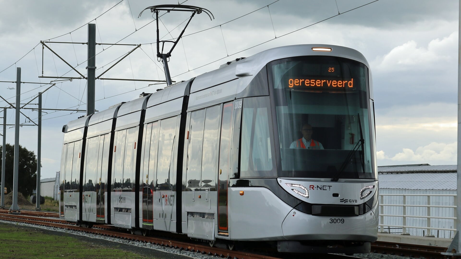 Een tram vertrekt vanaf het opstelterrein ten zuiden van Westwijk.