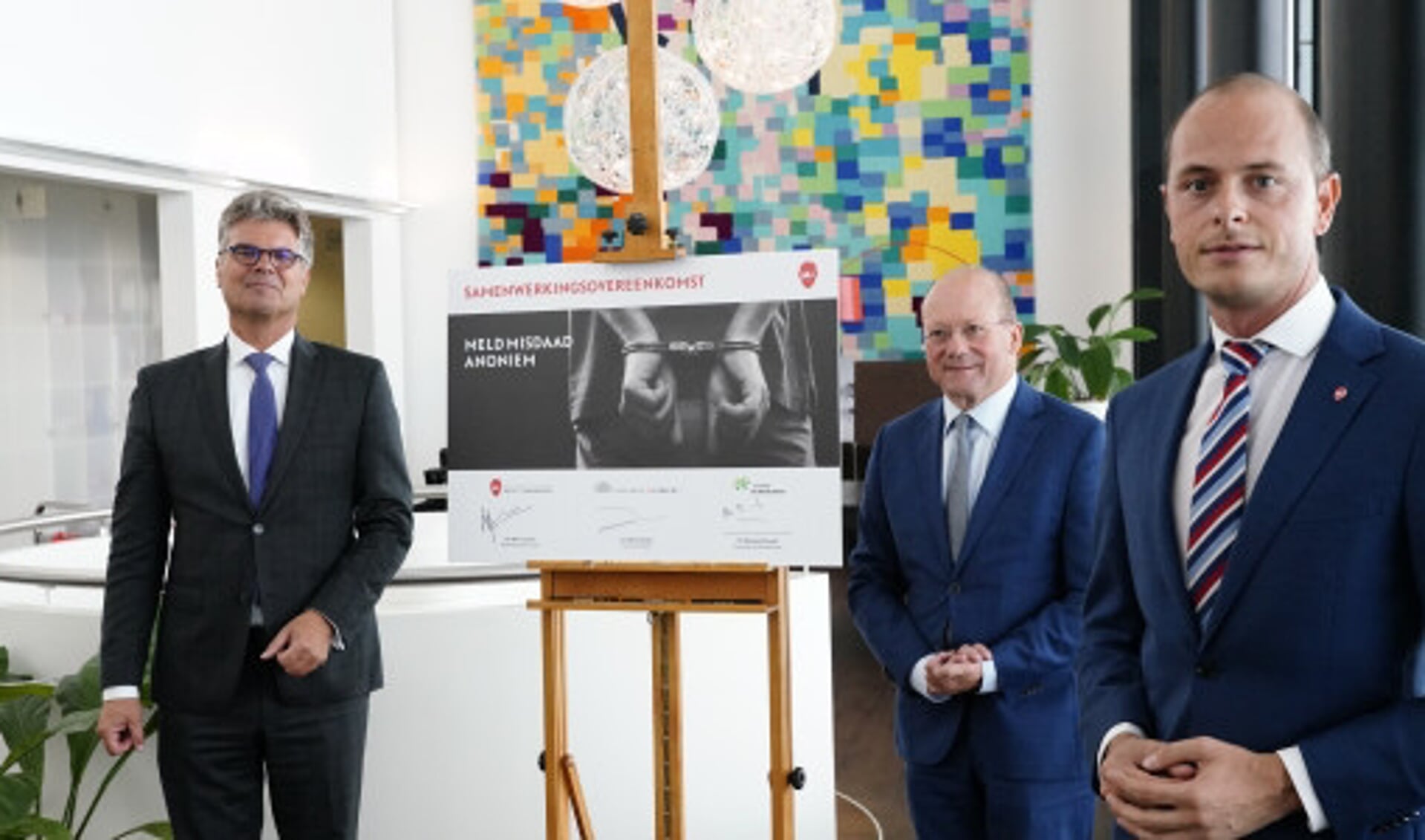 Burgemeester Maarten Divendal (midden) van De Ronde Venen ondertekende in augustus als eerste gemeente het samenwerkingsconvenant met Marc Janssen van Stichting Meld Misdaad Anoniem (rechts), onder toeziend oog van Commissaris van de Koning Hans Oosters (links). 