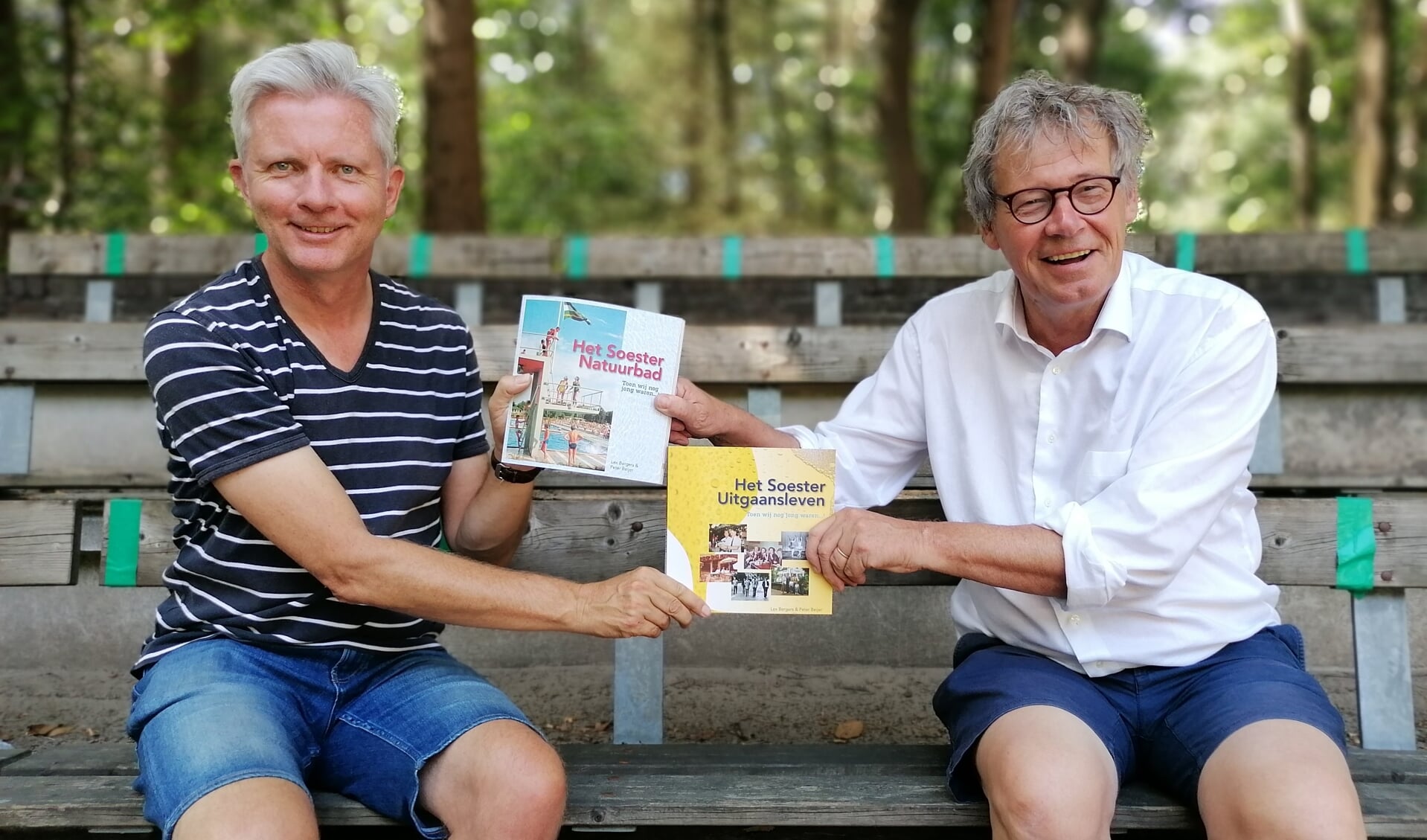 Peter Beijer (links) en Lex Bergers. Het Soester Natuurbad en Soester Uitgaansleven zijn t/m 31 augustus te koop voor € 19,95 ieder.