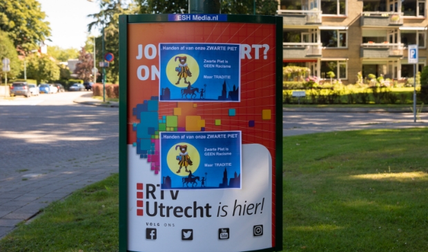 Op het Stationsplein is een reclamebord beplakt.
