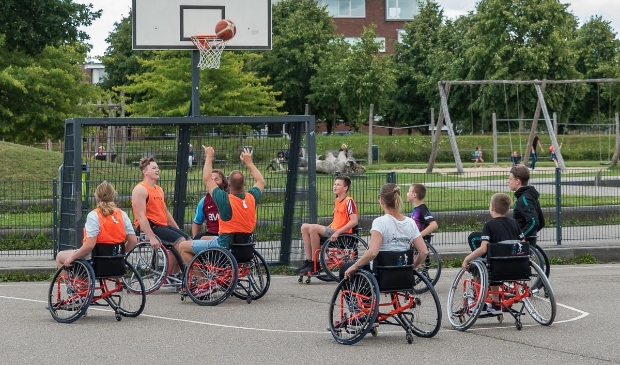 Clinic Rolstoelbasketbal door Walter Vlaanderen