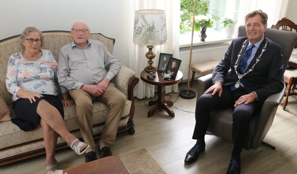 Het 70 jaar getrouwde echtpaar Van de Pol-Schreuder kreeg in Lunteren bezoek van de Edese burgemeester Verhulst.