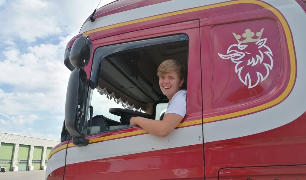 Justin van Nieuwenhuizen (18) is de jongste vrachtwagenchauffeur bij Ben Becker. 