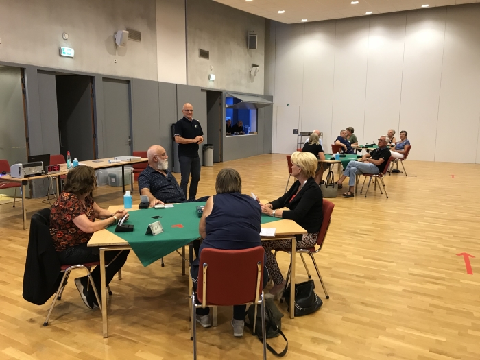 bridgen in de zaal volgens Corona protocol