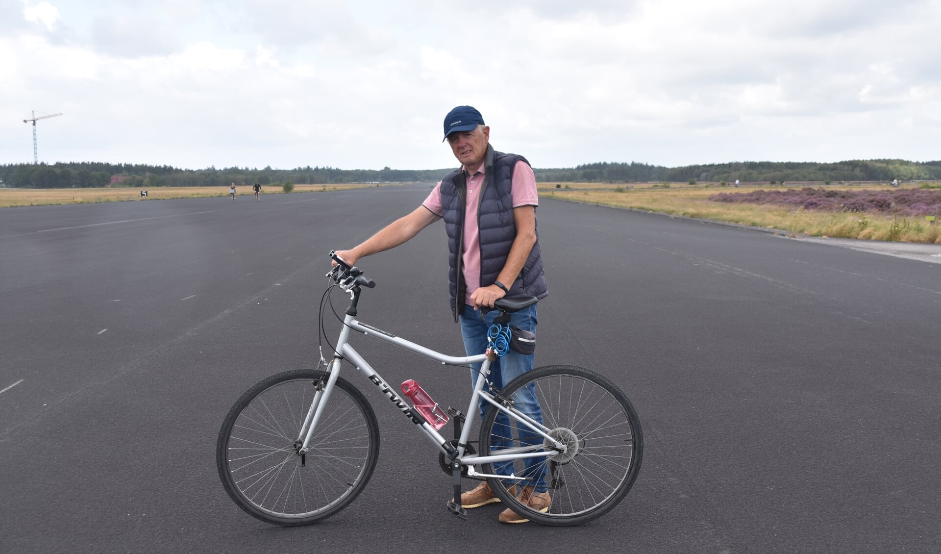 Koos van den Deijssel uit Soest maakt zich hard voor een fietsstrook op de landingsbaan.