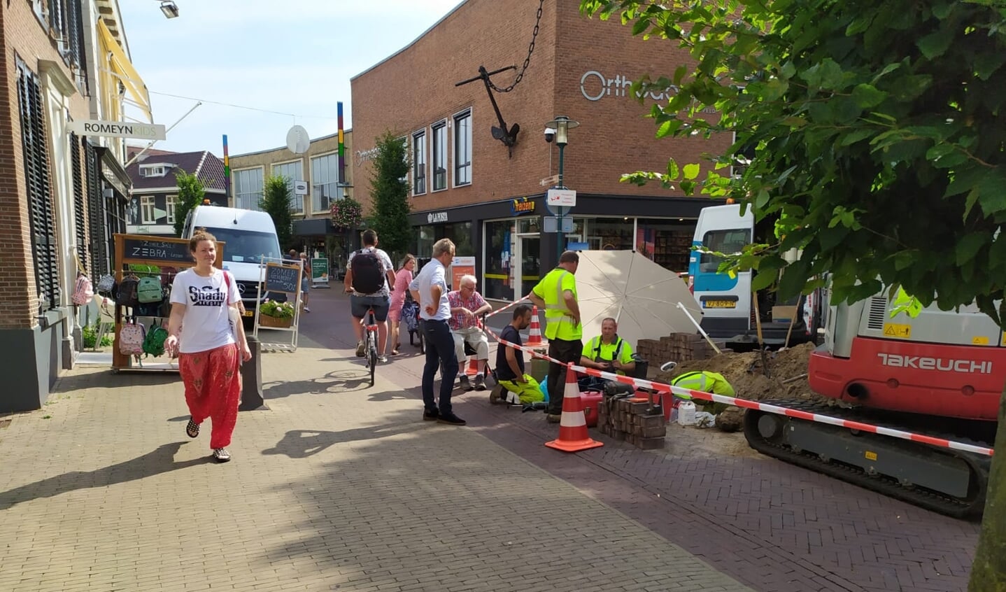 Medewerkers van netbeheerder Liander zijn ter plekke om de stroomstoring in het centrum van Barneveld te verhelpen. 